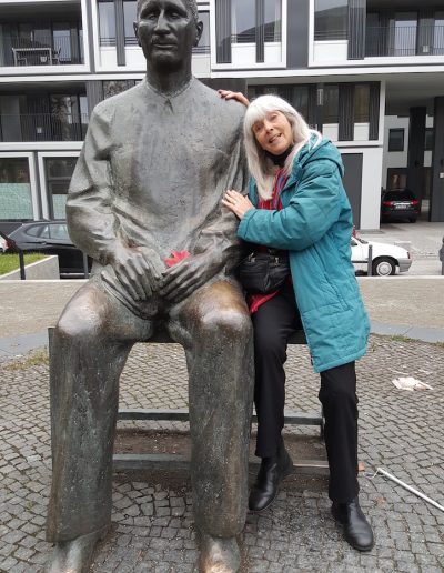 Frankie with statue of Bertolt Brecht, Berlin
